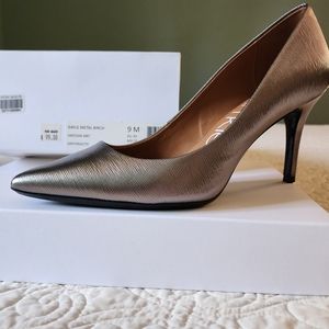 Ladies high heel shoe